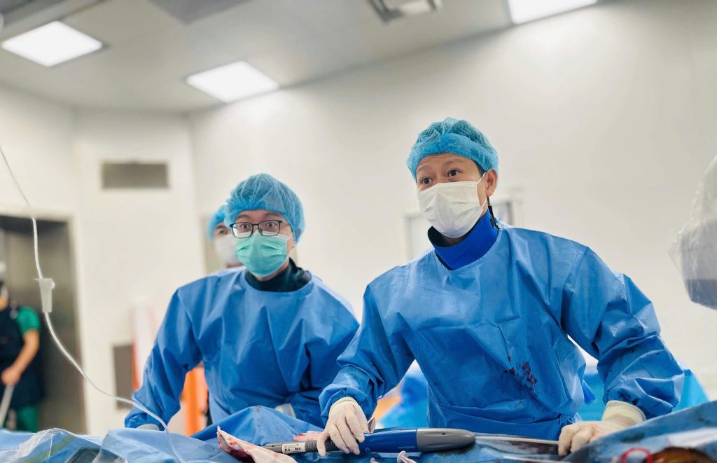 Đặt stent graft động mạch chủ cứu sống cụ ông 83 tuổi ngay trong đêm tại Bệnh viện Bạch Mai cơ sở Ninh Bình